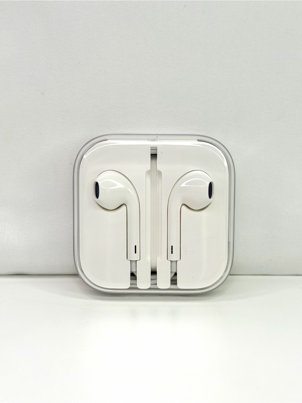 Apple White Wired Earbud Headphones with 3.5mm Jack